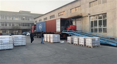 Laden und versenden Sie die Waren in Behältern